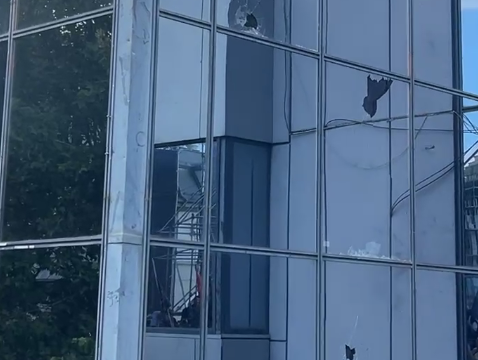 VIDEO   Albin  hajde poshtë   protestuesit hedhin gurë drejt Qeverisë së Kosovës pas vendimit për ish krerët e UÇK