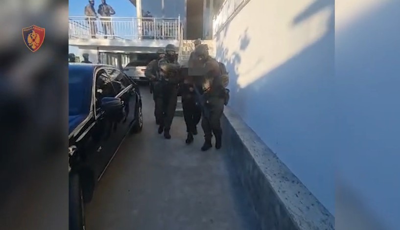 VIDEO  Pamjet e operacionit të SPAK në Shkodër dhe Tiranë  momenti kur specialet e RENEA s kapërcejnë  murin e lartë  për të kapur Cafin e Doklen