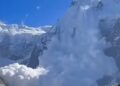 VIDEO/ Tragjedi në alpet e Kaukazit, orteku merr përpara grupin me 33 alpinistë, të paktën 11 të vdekur! Kërkime për të zhdukurit