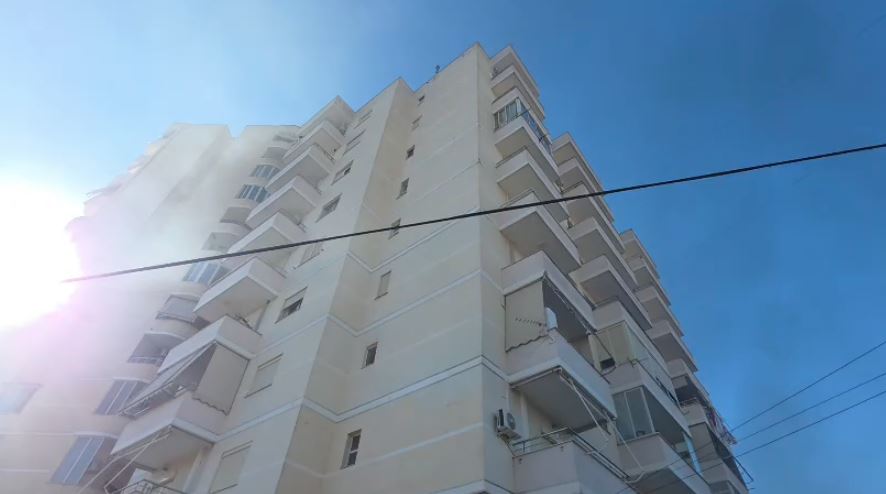 VIDEO   Zjarri përfshin pallatin në Lushnjë  banorët zbresin me nxitim për të  shpëtuar  makinat