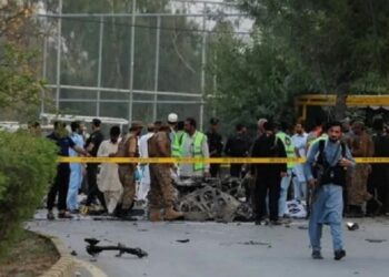 Masakër në Pakistan, makina bombë shpërthen në xhami, të paktën 16 të vdekur, mes tyre edhe 5 policë!