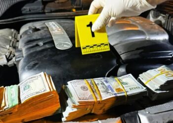 Të fshehura në prozhektorët e makinës, FRONTEX sekuestro 55 mijë euro cash në kufirin malazez, mes tyre edhe kartëmonedha shqiptare!
