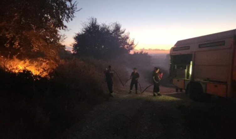 Pas disa orësh lufte me flakët nga toka dhe ajri  neutralizohet zjarri masiv pranë Parkut Arkeologjik të Apolonisë 