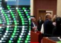 Opozita mban ‘peng’ foltoren edhe pas rikthimit në Kuvend, mazhoranca kalon direkt në votim dhe miraton me shumicë votash 2 projektligjet!