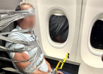 Terror në ajër! Ndodh edhe kjo, pasagjeri lidhet me ngjitës dhe zinxhirë në avion, zbulohet shkaku!