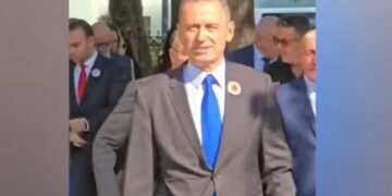 VIDEO/ Pas vendimit të Hagës, deputetët e PD-së me simbole të UÇK-së në Kuvend