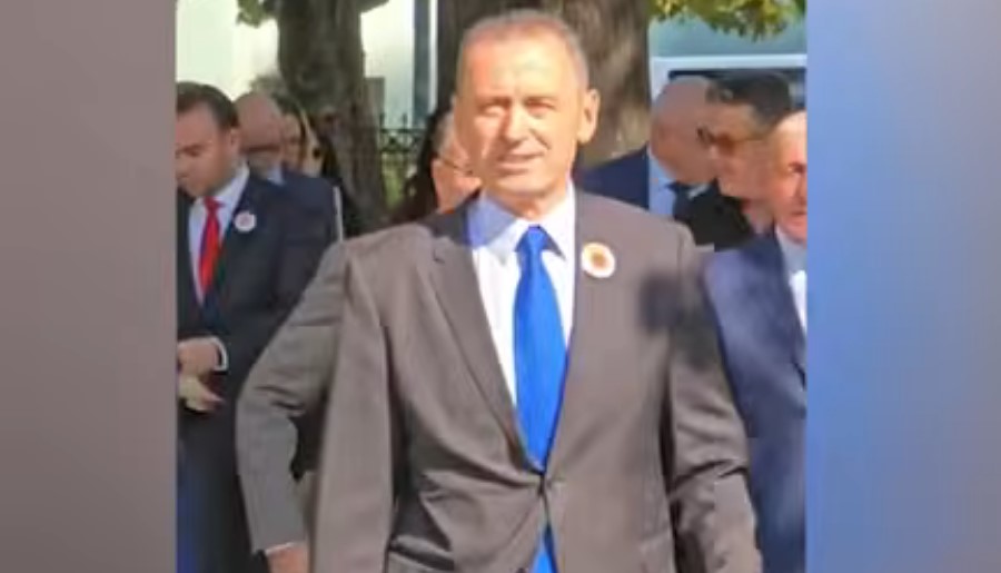VIDEO  Pas vendimit të Hagës  deputetët e PD së me simbole të UÇK së në Kuvend