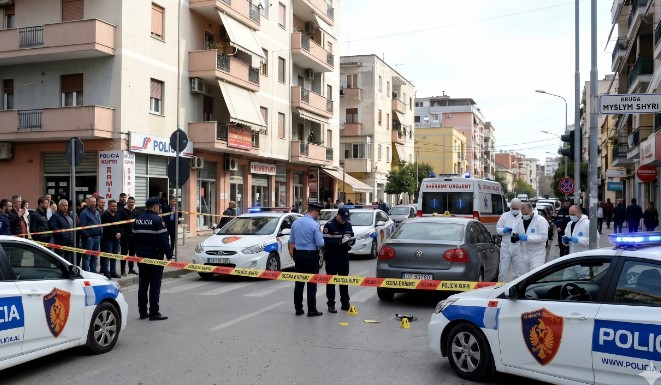 EMRAT  Zbardhet plagosja në Tiranë  në kërkim autori  Policia  Në pranga ndihmësi  2 të tjerë nën akuzë  Arrestohet dhe i dëmtuari  e kërkonte Kosova