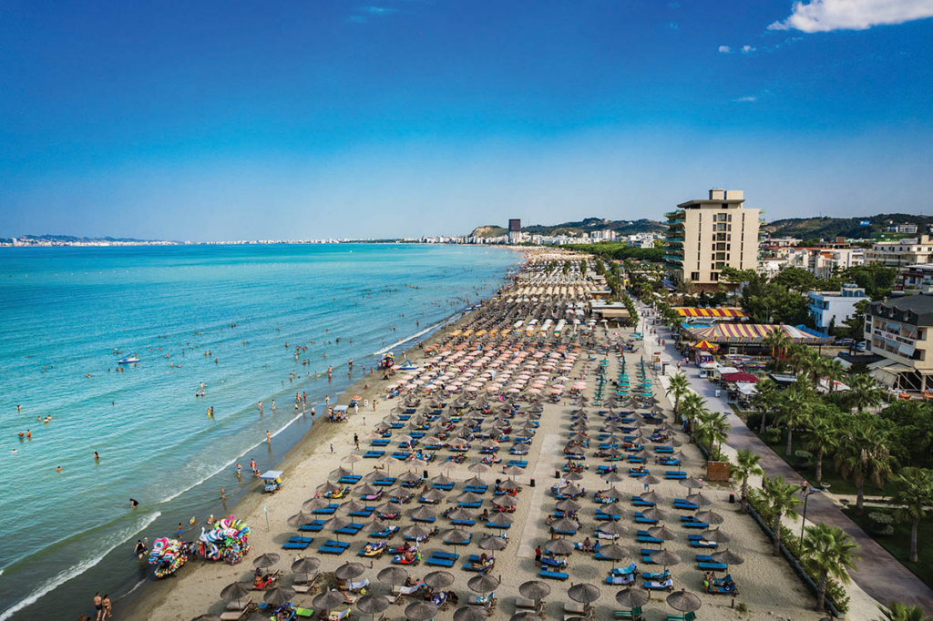 sezoni-turistik-mbyllet-me-me-shume-vizitore-por-me-me-pak-te-ardhura-per-sherbim-stafi-transporti-dhe-aeroporti-i-vlores-mbeten-pyetjet-e-hapura