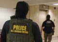 Akuzohet se gënjeu FBI-në përpara se të qëllonte një venezuelian në Minneapolis, agjenti i ICE-së deklarohet i pafajshëm