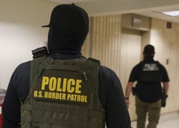 Akuzohet se gënjeu FBI-në përpara se të qëllonte një venezuelian në Minneapolis, agjenti i ICE-së deklarohet i pafajshëm