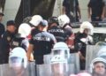 FOTO/ Tensione para Ministrisë së Brendshme, protestuesit hedhin letra higjienike në drejtim të Policisë, shkulet dhe gardhi! Një i shoqëruar