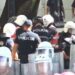 FOTO/ Tensione para Ministrisë së Brendshme, protestuesit hedhin letra higjienike në drejtim të Policisë, shkulet dhe gardhi! Një i shoqëruar