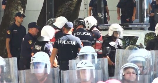 FOTO  Tensione para Ministrisë së Brendshme  protestuesit hedhin letra higjienike në drejtim të Policisë  shkulet dhe gardhi  Një i shoqëruar