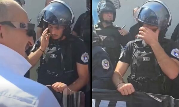 Polici i Kosovës përlotet pas vendimit të Hagës  protestuesit i japin flamurin e UÇK së
