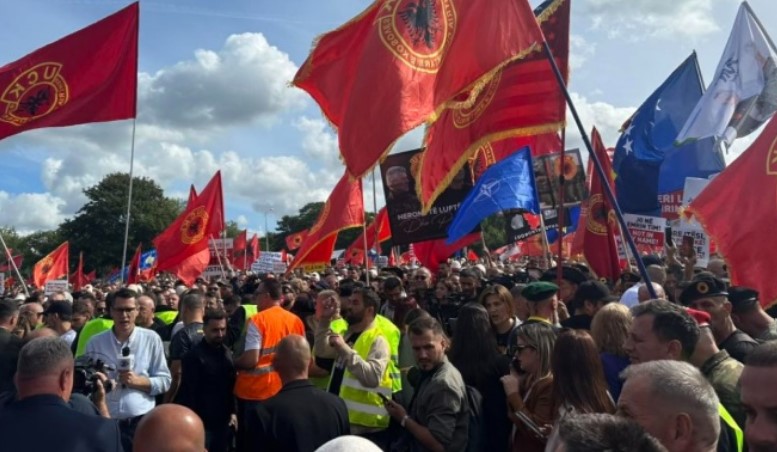 “Jo në emrin tim!”- Vijojnë protestat në Kosovë pas dënimit të ish-krerëve të UÇK: Gjykata Speciale e Hagës ka degraduar, janë të pafajshëm!