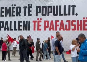 “Marshi për Liri” në mbështetje të ish-krerëve të UÇK, qytetarët nisin grumbullimin në sheshin “Skënderbeu” në Prishtinë (FOTO)