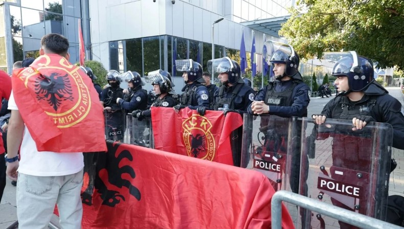 Protesta e veteranëve të UÇK së në Prishtinë  Policia merr masa dhe apelon  Mos hidhni sende dhe mos përdorni maska