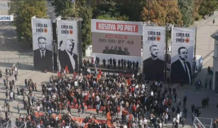 “Liria ka emër!”, Kosova pret me ankth verdiktin e Hagës! Fotot e 4 ish-drejtuesve të UÇK-së vendosen në qendër të Prishtinës, mijëra në shesh