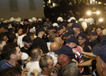 EMRAT/ Protesta e dhunshme para Kryeministrisë dhe Komisariatit, arrestohen 14 persona, mes tyre edhe 7 organizatorë!