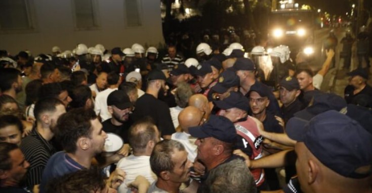 EMRAT/ Protesta e dhunshme para Kryeministrisë dhe Komisariatit, arrestohen 14 persona, mes tyre edhe 7 organizatorë!