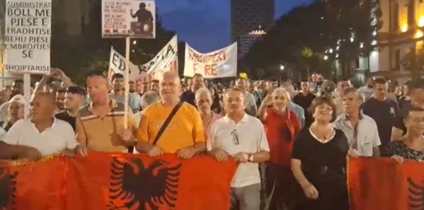 Protesta në Tiranë në ditën e 122 të  marshim nga sheshi  Skënderbej  drejt Kryeministrisë dhe fjalime antiqeveritare