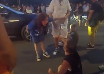 VIDEO/ “Patronazhist, të q*fsha robt”- Skandal me fyerje dhe kërcënime në shesh, protestuesit përplasen me njëri-tjetrin për bllokimin e rrugës!