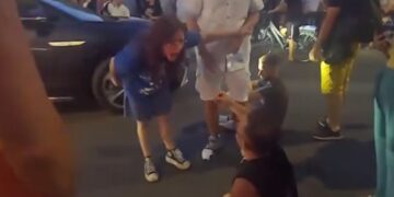 VIDEO/ “Patronazhist, të q*fsha robt”- Skandal me fyerje dhe kërcënime në shesh, protestuesit përplasen me njëri-tjetrin për bllokimin e rrugës!