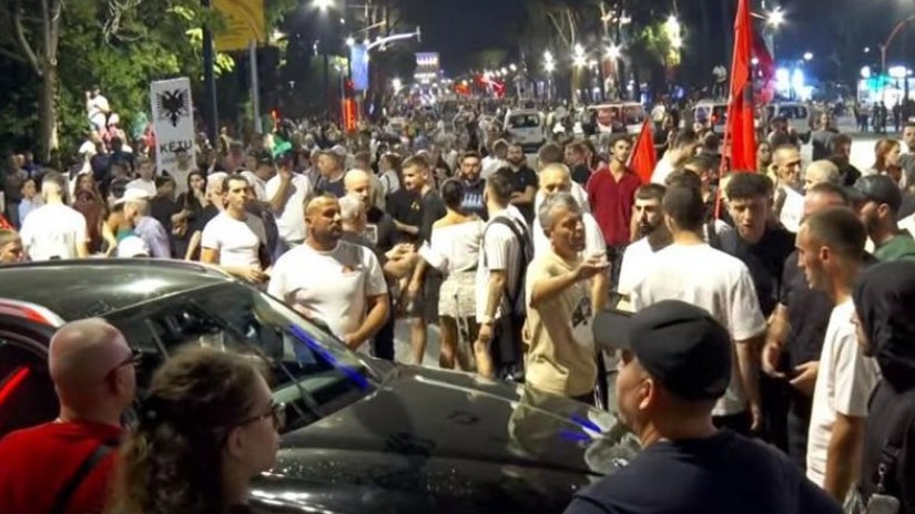 Përplasja e protestuesve me emigrantin nga Diaspora  reagon Balla  Çfarë kusuri ka qytetari që t i zënë rrugën sorrat