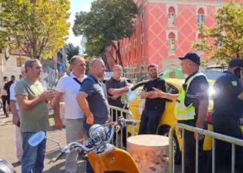 Sindikata e Punonjësve të Transportit protestë para Bashkisë së Tiranës, taksitë parkohen në rrugë, policia ndërhyn!