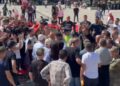 Protesta në Prishtinë në mbështetje të ish-krerëve të UÇK, tensione e përplasje në shesh! Policia u kërkon dokumentet e identifikimit qytetarëve