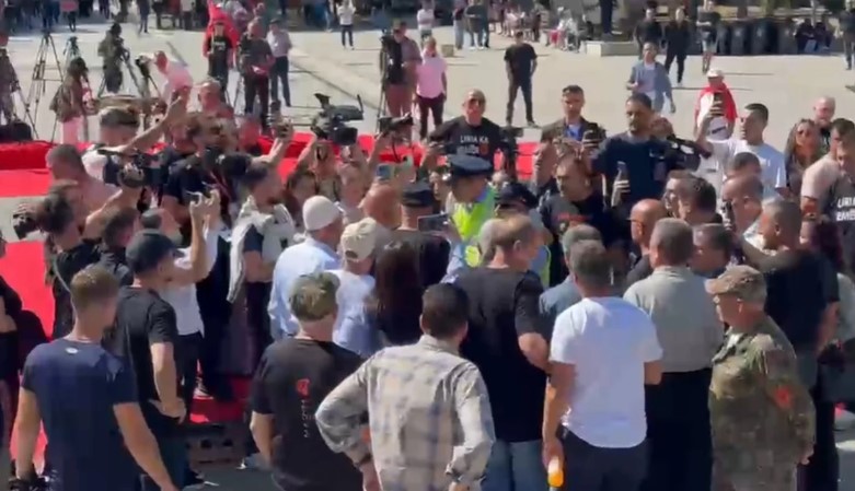 Protesta në Prishtinë në mbështetje të ish krerëve të UÇK  tensione e përplasje në shesh  Policia u kërkon dokumentet e identifikimit qytetarëve