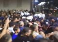 Protestuesit qëllojnë me gurë Policinë para Kryeministrisë, plagoset një efektiv! Rriten tensionet në bulevard