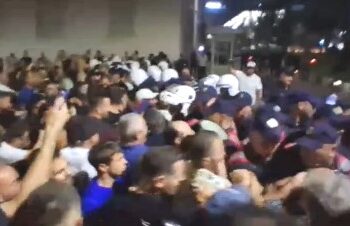 Protestuesit qëllojnë me gurë Policinë para Kryeministrisë, plagoset një efektiv! Rriten tensionet në bulevard, shoqërohen disa persona (FOTO)