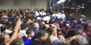 Protestuesit qëllojnë me gurë Policinë para Kryeministrisë, plagoset një efektiv! Rriten tensionet në bulevard, shoqërohen disa persona (FOTO)