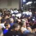 Protestuesit qëllojnë me gurë Policinë para Kryeministrisë, plagoset një efektiv! Rriten tensionet në bulevard, shoqërohen disa persona (FOTO)