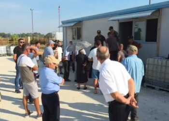 “Është prona ime dhe jo jotja!”- Tensione në protestën te fushën naftëmbajtëse Patos-Marinëz, banorët hyjnë në ambientet e “Bankers Petroleum”