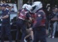Tensione në protestën te Kuvendi, përplasje me policinë afër selisë së PD-së, 10 persona të shoqëruar për sulm ndaj efektivëve!