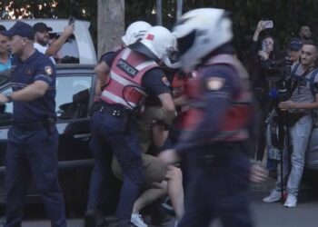 Tensione në protestën te Kuvendi, përplasje me policinë afër selisë së PD-së! 10 të shoqëruar për sulm ndaj efektivëve, disa prej tyre arrestohen!