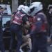 Tensione në protestën te Kuvendi, përplasje me policinë afër selisë së PD-së! 10 të shoqëruar për sulm ndaj efektivëve, disa prej tyre arrestohen!