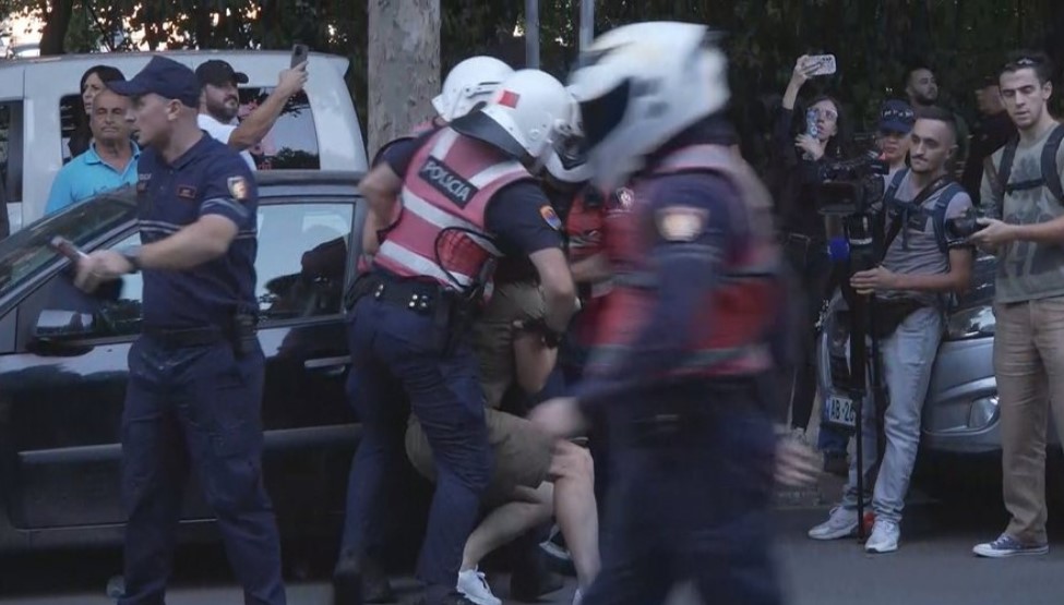 Tensione në protestën te Kuvendi  përplasje me policinë afër selisë së PD së  10 të shoqëruar për sulm ndaj efektivëve  disa prej tyre arrestohen 