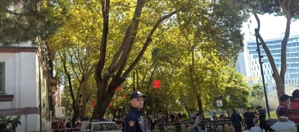 VIDEO  Protesta te Kuvendit  policia rrethon të gjitha rrugët që të çojnë në Parlament  arrestohen disa persona 