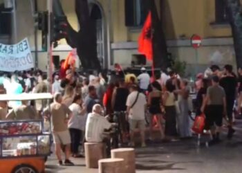 Mbyllet dita e 94-t e protestës te Kryeministria, 10 persona të shoqëruar pas përplasjeve, disa efektivë të lënduar! Tubuesit marshojnë drejt Komisariatit nr. 1