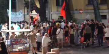 Mbyllet dita e 94-t e protestës te Kryeministria, 10 persona të shoqëruar pas përplasjeve, disa efektivë të lënduar! Tubuesit marshojnë drejt Komisariatit nr. 1