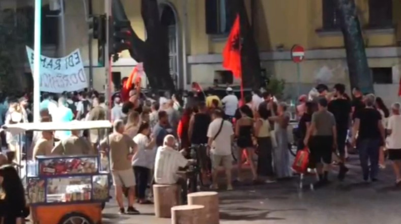 Mbyllet dita e 94 t e protestës te Kryeministria  10 persona të shoqëruar pas përplasjeve  disa efektivë të lënduar  Tubuesit marshojnë drejt Komisariatit nr  1