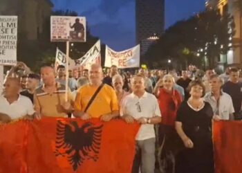 Protesta në Tiranë në ditën e 116-të, vëmendja dhe fjalimet përqendrohen te zhvillimet e fundit në vend!
