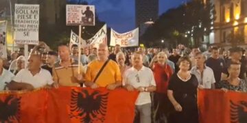 Protesta në Tiranë në ditën e 116-të, vëmendja dhe fjalimet përqendrohen te zhvillimet e fundit në vend!