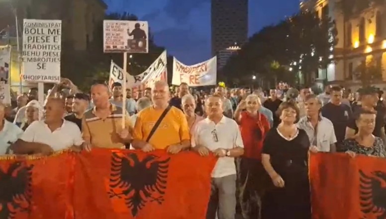 Protesta në Tiranë në ditën e 116 të  vëmendja dhe fjalimet përqendrohen te zhvillimet e fundit në vend 