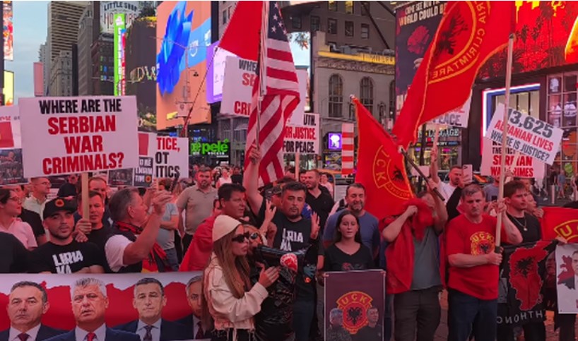 Dënimi i ish krerëve të UÇK së  Shqiptarët protestojnë në Times Square dhe këndojnë  Mora fjalë 