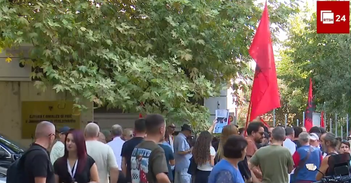 14 protestuesit e arrestuar dalin para gjykatës  mbështetësit në protestë  Nuk jeni vetëm 